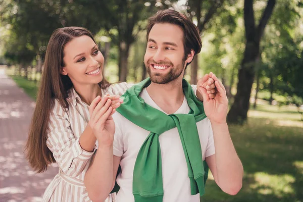 Foto retrato casal passar tempo no parque humor brincalhão segurando as mãos sorrindo feliz — Fotografia de Stock