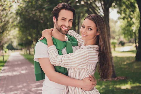 Foto retrato casal sorrindo passar tempo no parque abraçando juntos vestindo roupas casuais — Fotografia de Stock