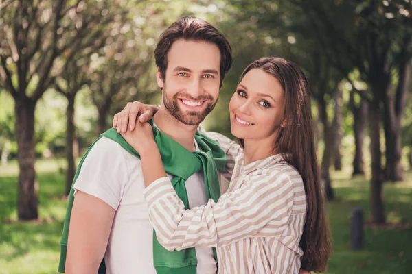 Photo portrait couple smiling spending time in park wearing casual clothes summer weather — Stock Photo, Image