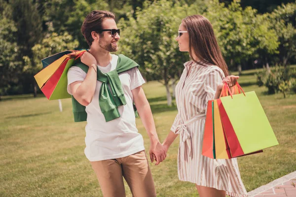 Portrait couple photo marche avec des paquets du centre commercial après la vente en été — Photo