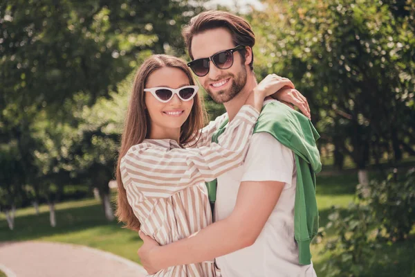 Foto portriat jovem casal sorrindo abraçando juntos ter data romântica no parque verde — Fotografia de Stock