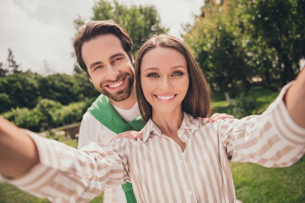 Foto portriat jovem casal sorrindo tirando selfie passar tempo juntos fora no verão — Fotografia de Stock