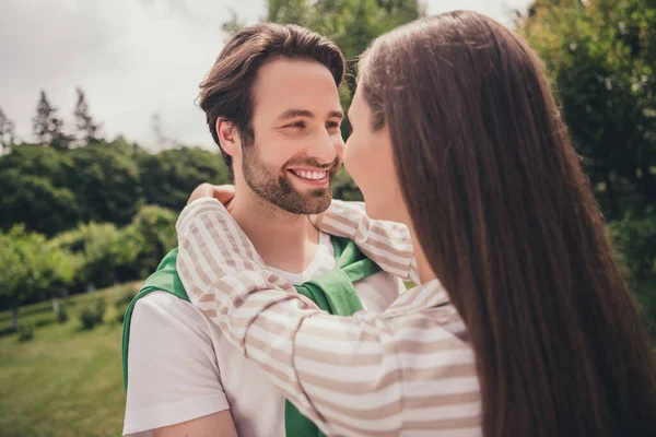 Foto portriat jovem casal sorrindo abraçando uns aos outros andando no parque da cidade verde — Fotografia de Stock