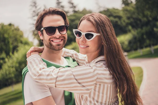 Foto portriat junges Paar lächelnd umarmt einander mit Sonnenbrille stilvolle Sommer-Outfits — Stockfoto