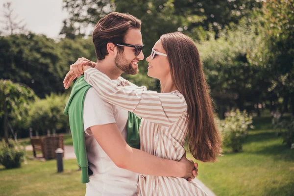 Foto portriat jovem casal sorrindo abraçando olhando um para o outro usando óculos de sol roupas de verão casuais — Fotografia de Stock