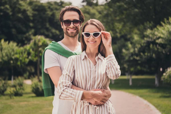 Foto portriat jovem casal sorrindo no verão indo no parque usando óculos de sol de mãos dadas — Fotografia de Stock