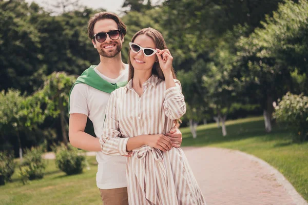 Foto portriat jovem casal sorrindo no verão indo no parque em roupas elegantes usando óculos de sol — Fotografia de Stock