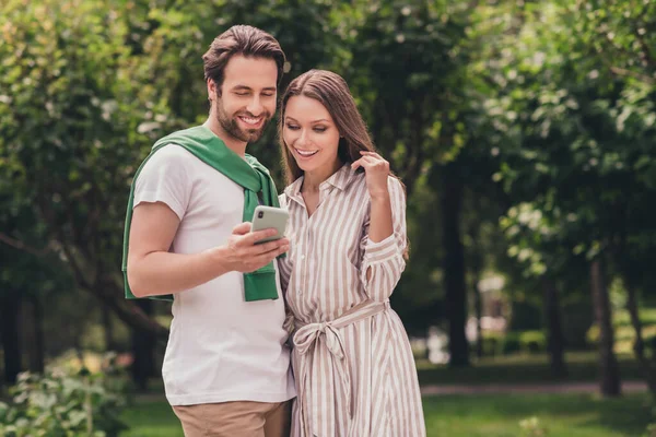 Foto portriat jovem casal sorrindo no verão vestindo roupas casuais navegando na internet com telefone celular — Fotografia de Stock