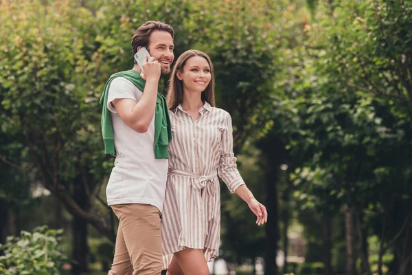 Foto portriat jovem casal sorrindo no verão vestindo roupas casuais homem falando no celular — Fotografia de Stock