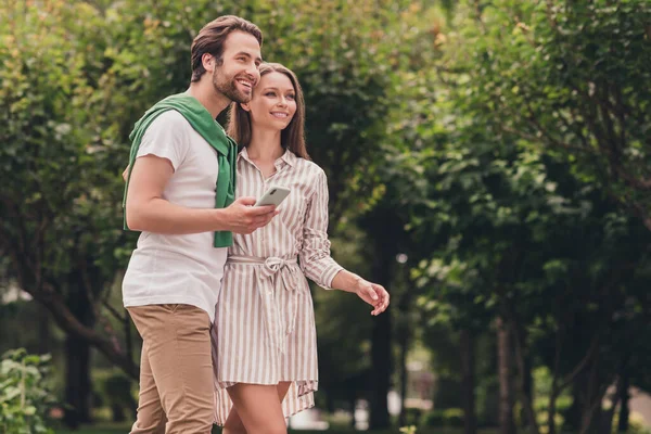 Portret fotograficzny młoda para uśmiechnięta w lecie pogoda w ubraniu człowieka prowadzenie telefonu komórkowego — Zdjęcie stockowe