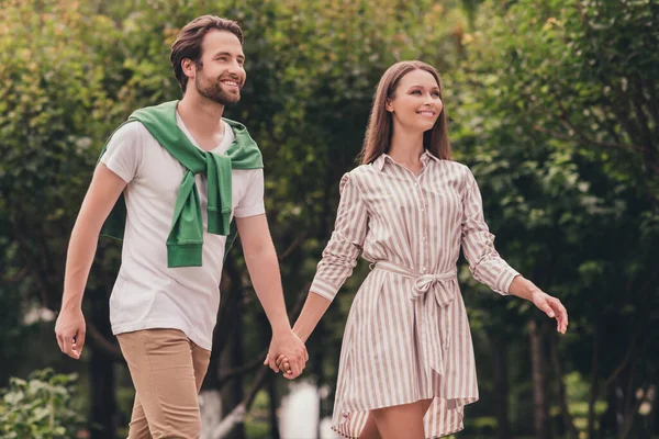 Blog Fényképezés portriat young couple smiling walking in green park sunny summer weather in casual clothes — Stock Fotó