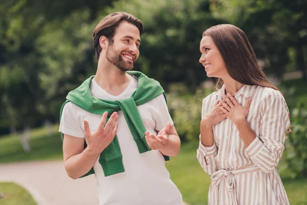 Foto do jovem casal alegre feliz sorriso positivo data falar conversa sentimentos romântico andar parque ao ar livre — Fotografia de Stock