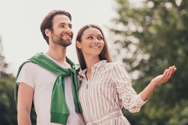 Foto von jungen fröhlichen Paar glücklich positives Lächeln Freund Freundin zeigen Hand leer Raum Spaziergang Natur im Freien — Stockfoto