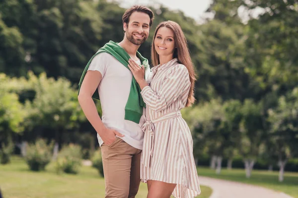 Foto de jovem lindo casal feliz sorriso positivo casado juntos amor abraço romance andar natureza ao ar livre — Fotografia de Stock