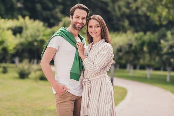Foto de jovem casal alegre namorado namorada feliz sorriso positivo abraço data romântico andar parque ao ar livre — Fotografia de Stock