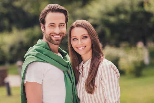 Zdjęcie młodej wesołej pary szczęśliwy pozytywny uśmiech objąć miłość romans słoneczna pogoda letni park na zewnątrz — Zdjęcie stockowe