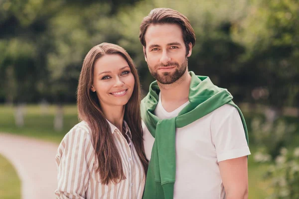 Foto do jovem casal feliz sorriso positivo sentimentos abraço andar data parque romântico verão natureza ao ar livre — Fotografia de Stock
