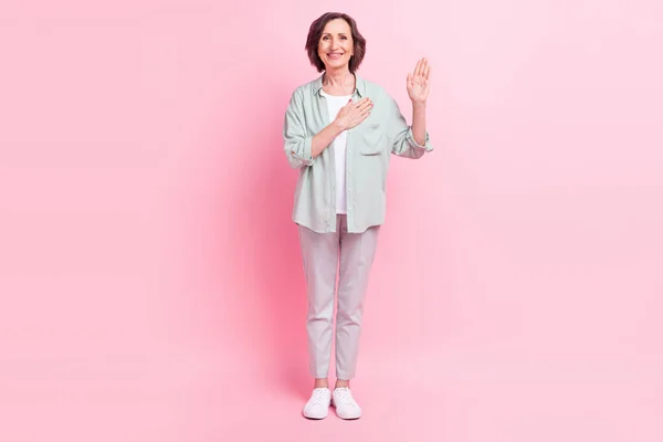 Retrato em tamanho completo de pessoa muito idosa positiva levantar braço olhar câmera sincero isolado no fundo cor-de-rosa — Fotografia de Stock