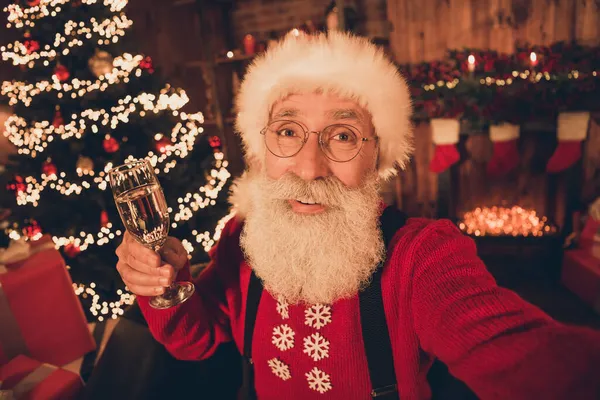 Photo de retraité vieil homme père Noël claus tenir champagne faire selfie Noël à l'intérieur de la maison du pôle nord — Photo