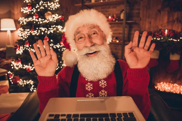 Портрет привлекательный веселый Санта-декабрьский день размахивая привет с помощью ноутбука вызова на дому лофт промышленного интерьера в помещении — стоковое фото