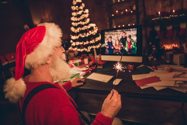 Профиль стороне фото в возрасте Санта-Клауса смотреть монитор видео вызов семьи Рождество время огни атмосфера магический декор в помещении — стоковое фото