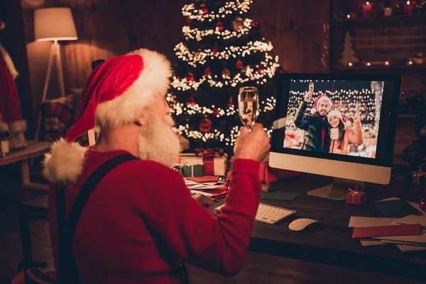 Profilseite Foto von gealterten Weihnachtsmann sprechen Videoanruf Monitor Computer trinken Alkohol Toast noel Neujahr Lichter drinnen — Stockfoto
