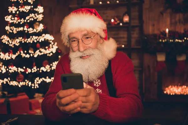 Photo de joyeux santa claus look prendre commande de téléphone à distance porter chapeau pull dans le bureau du pôle nord à l'intérieur — Photo