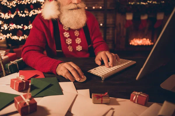 Zugeschnittene Foto-Porträt Weihnachtsmann tippt Nachricht mit Tastatur sitzt im Winter am Tisch — Stockfoto