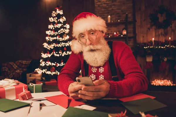 Фотопортрет изумлен Санта носить очки с помощью смартфона просмотра Интернета — стоковое фото