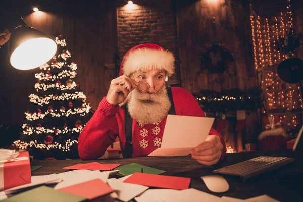 Fotoporträt verblüfft Weihnachtsmann mit weißem Bart trägt Brille Lesung Wunschliste vor Weihnachten — Stockfoto