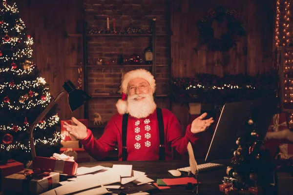 Foto portret santa claus glimlachend op Kerstmis uitnodigend zitten aan tafel met letters vrolijk — Stockfoto