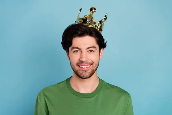 Portrait jeune beau beau beau beau sourire homme portant couronne roi isolé sur fond de couleur bleue — Photo
