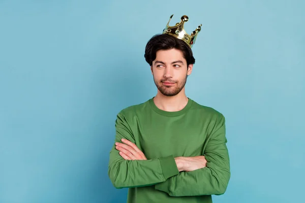 Photo d'un jeune égoïste souriant égoïste dans la couronne croisée des mains regarder copyspace rêve isolé sur fond de couleur bleue — Photo