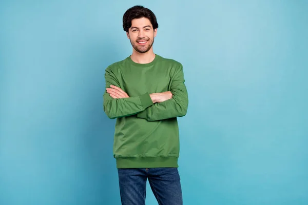 Zdjęcie młodego przystojnego biznesmena ze złożonymi rękami nosić zielony pullover odizolowany na tle niebieskiego koloru — Zdjęcie stockowe