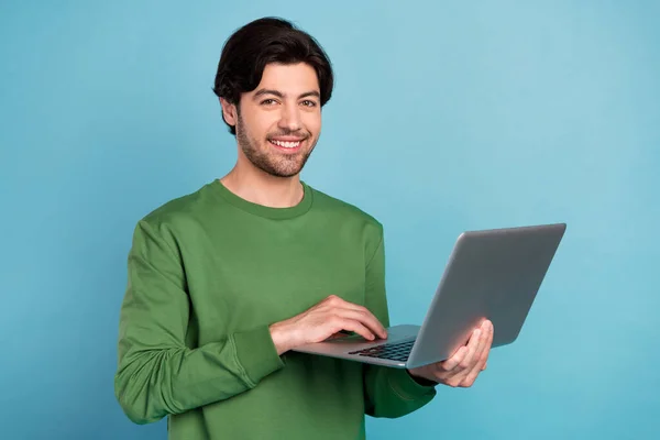 Retrato de alegre jovem bom olhar empresário trabalhando no projeto start-up laptop isolado no fundo de cor azul — Fotografia de Stock