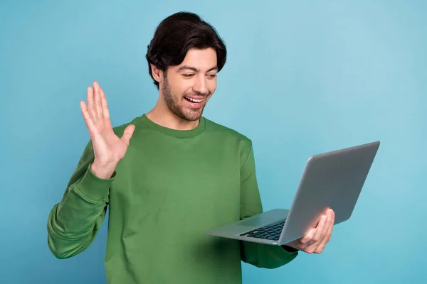 Фото веселого усміхненого хорошого хлопця бізнесмена, який проводить онлайн-конференцію зустріч ізольовано на синьому кольорі — стокове фото