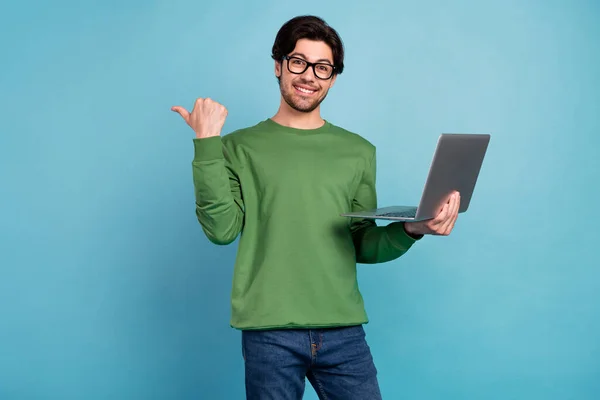 Foto de hombre de negocios sonriente guapo en gafas sostienen dedo dedo dedo copyspace anuncio aislado sobre fondo de color azul — Foto de Stock