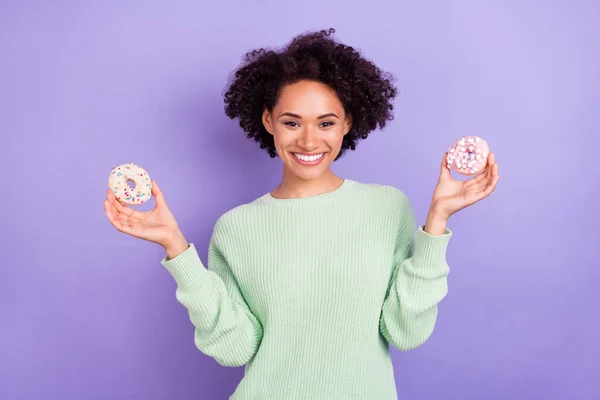 明るい幸せな正アフロアメリカ人女性の写真手焼き菓子は、紫色の背景に隔離された — ストック写真