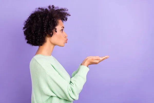 Profil boční fotografie afro americká žena poslat vzduchový polibek ruce prázdný prostor sen izolované na fialové barvy pozadí — Stock fotografie