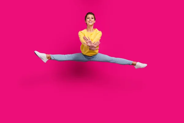 Vista completa del tamaño del cuerpo de la atractiva chica alegre deportiva saltando cordel de baile aislado sobre fondo de color rosa brillante — Foto de Stock