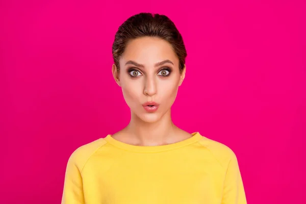 Foto di impressionato divertente giovane donna vestito giallo pullover grandi occhi isolato colore rosa sfondo — Foto Stock