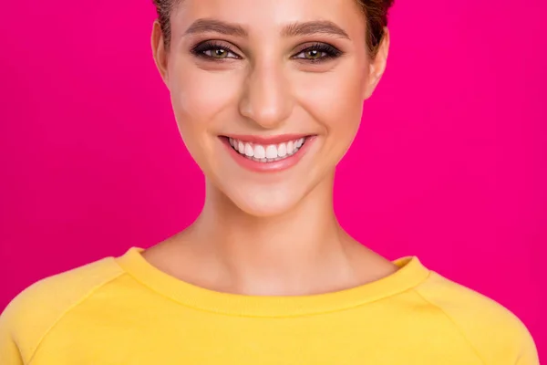 Фото очаровательной молодой леди носить желтый свитер улыбаясь изолированный розовый цвет фона — стоковое фото