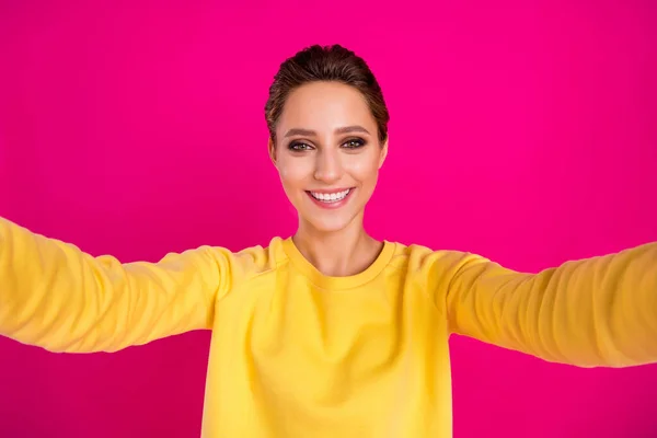 Foto di graziosa adorabile giovane signora indossare maglione giallo sorridente viraggio selfie isolato colore rosa sfondo — Foto Stock