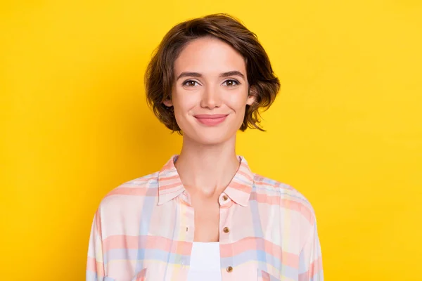 Kuva iloinen onnellinen nuori viehättävä nainen hymy kulumista rento vaatteita eristetty kiiltoa keltainen väri tausta — kuvapankkivalokuva
