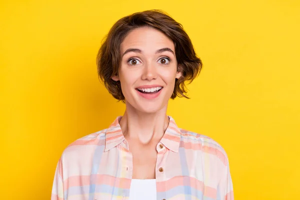 밝고 행복 한 젊은 여성 이 판매하는 뉴스 반응 사진밝은 노란색 배경에 고립된 얼굴 — 스톡 사진