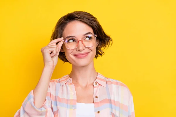 Фото мечтательной счастливой вдумчивой молодой женщины смотреть пустые космические очки носить изолированные на желтом фоне цвета — стоковое фото