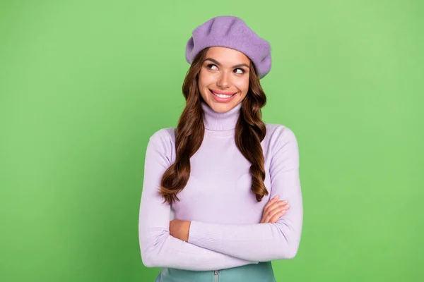 Ritratto di allegra ragazza affascinante sorridente sguardo interessato spazio vuoto braccia incrociate isolato su sfondo di colore verde — Foto Stock