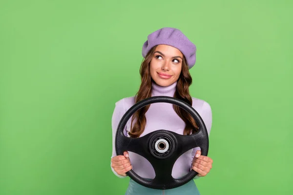 Foto de adorable mente brazos de la persona sostienen rueda mirada interesado espacio vacío aislado sobre fondo de color verde —  Fotos de Stock