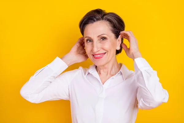Foto von ziemlich charmant Alter Frau gekleidet weißes Hemd lächelnd Arme Kopf isoliert gelbe Farbe Hintergrund — Stockfoto