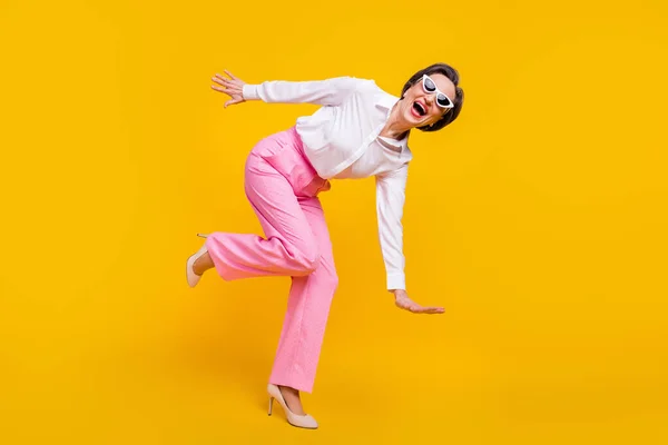 Full kropp profil sida foto av åldrade upphetsad kvinna glad positiv leende lura lekfull isolerad över gul färg bakgrund — Stockfoto